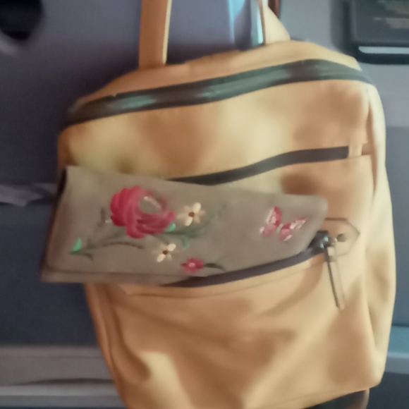 Yellow backpack and wallet - Picture 2 of 2
